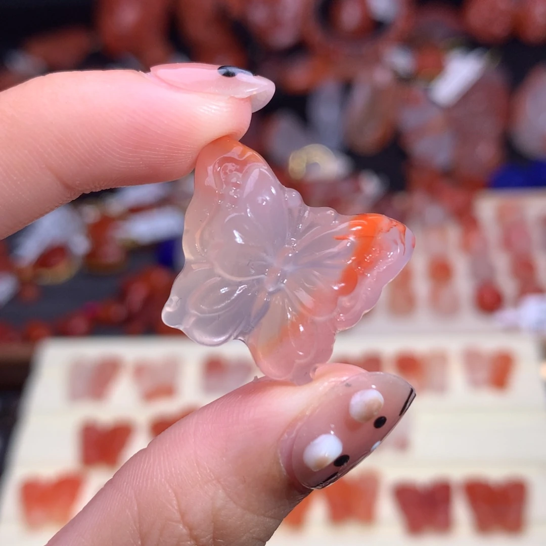 姐****南红玛瑙未镶嵌珠宝半成品蝴蝶吊坠