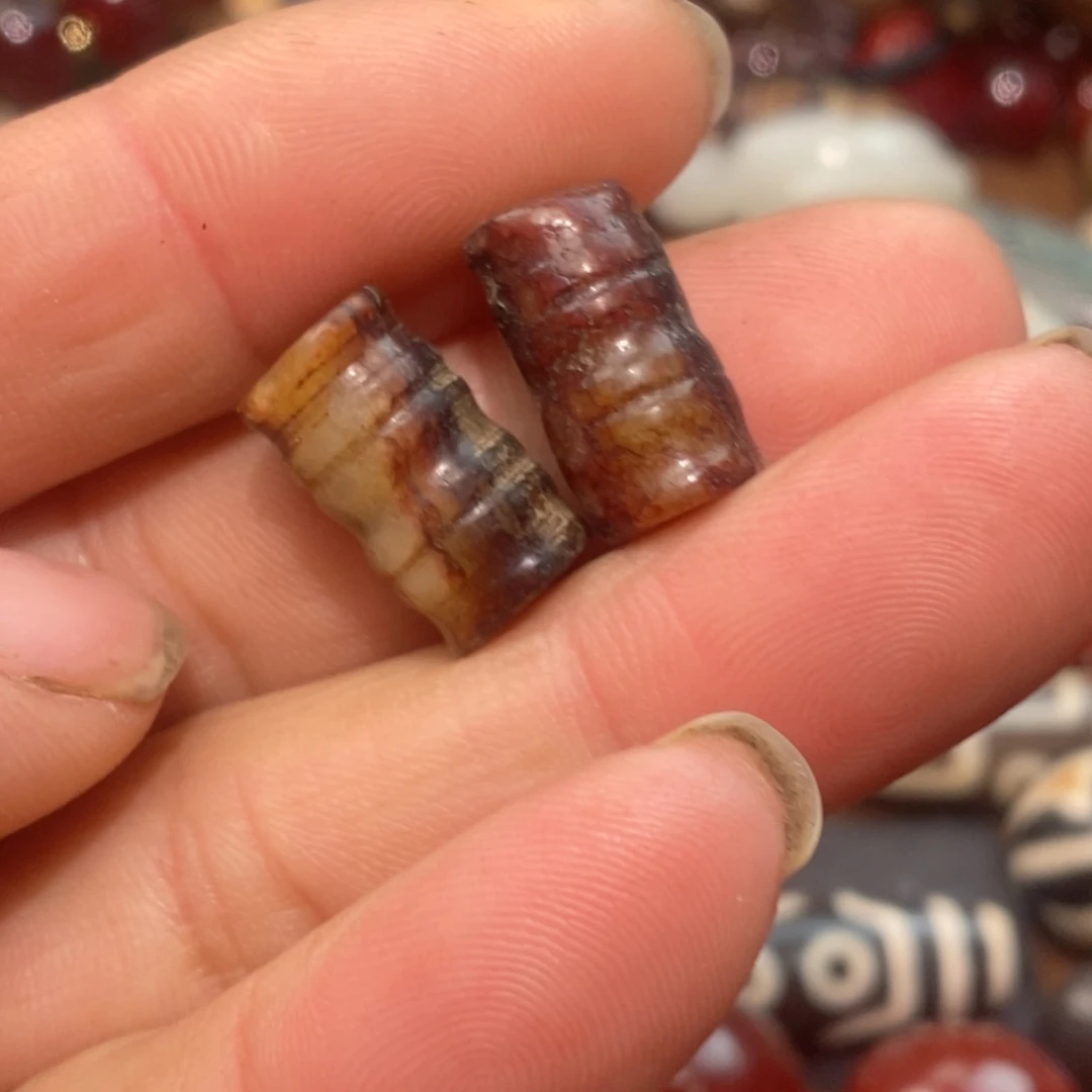 未镶嵌珠子的颜色是蓝色玛瑙/玉髓