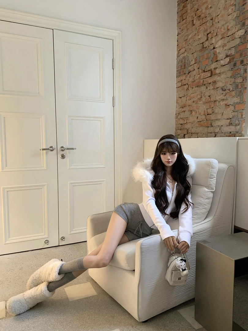 毛绒绒冬日复古加厚可拆卸毛领连帽外套修身显瘦性感辣妹短裤套装