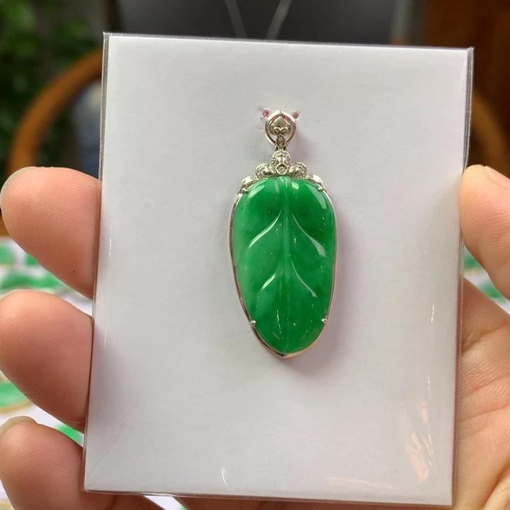 翡翠18K金镶嵌颈饰翡翠吊坠