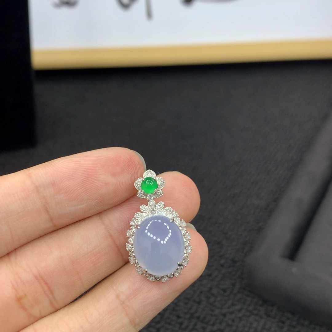 颈饰18K金镶嵌翡翠蛋面