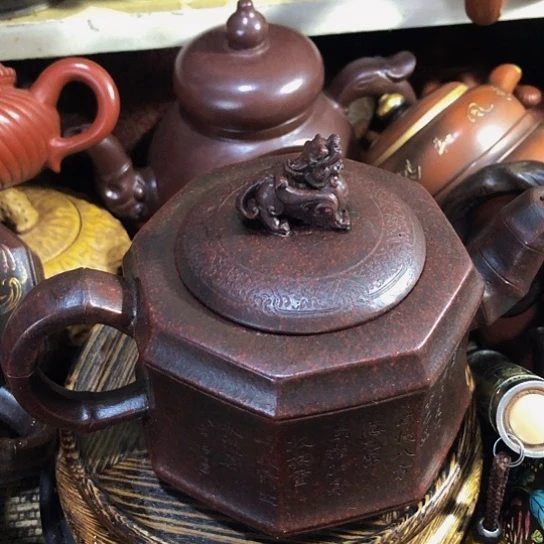 茶壶紫砂原矿泥料手工制作的一把紫砂壶。