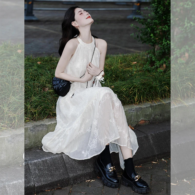 白色蕾丝挂脖连衣裙女2025夏季新款桔梗精致气质绝美无袖背心裙子