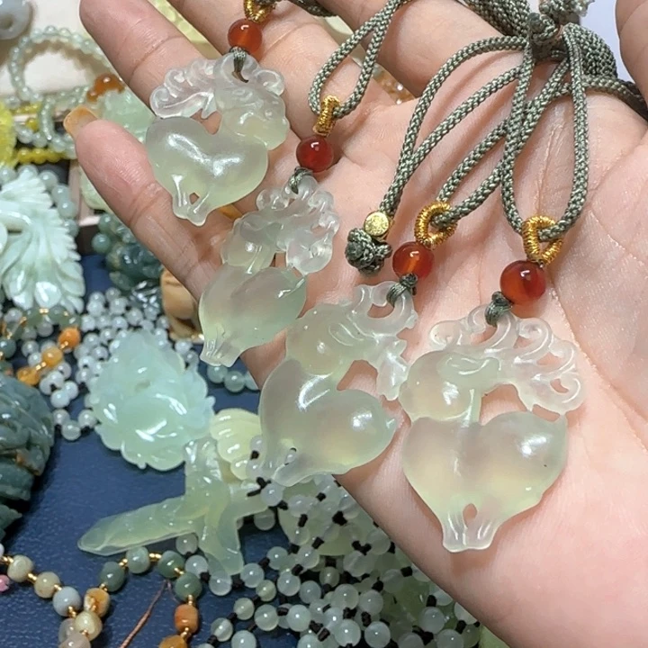 未镶嵌蛇纹石玉吊坠