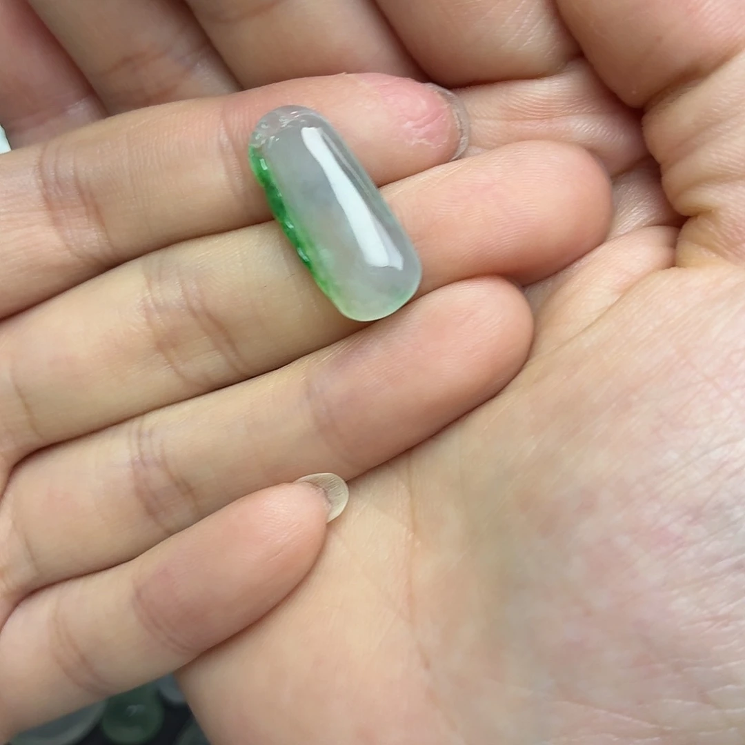 翡翠未镶嵌颈饰绿瓜