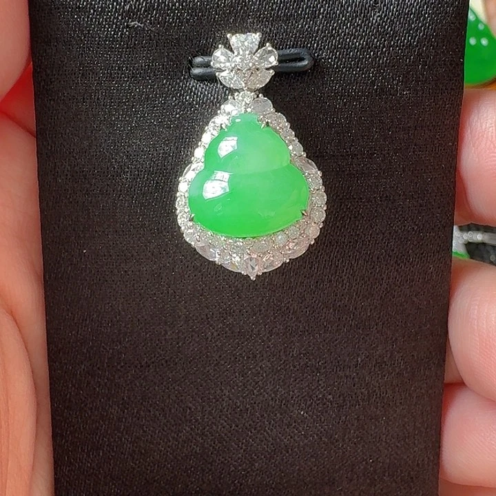 翡翠18K金镶嵌颈饰吊坠