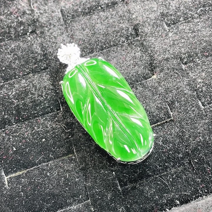 翡翠未镶嵌颈饰08