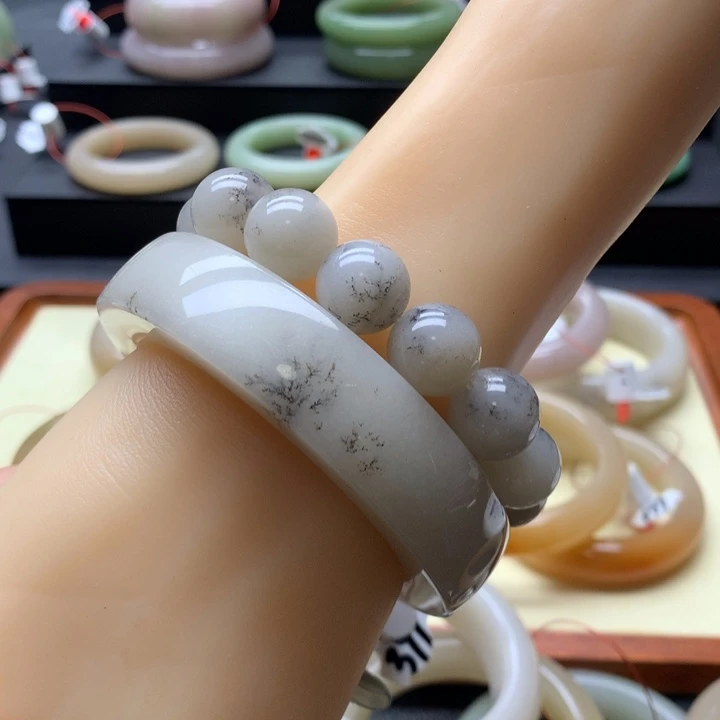 未镶嵌手镯石英岩玉