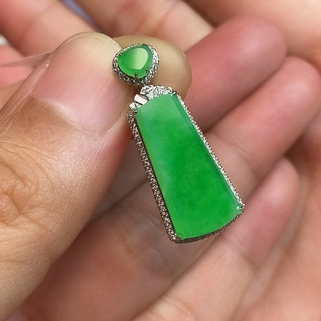 颈饰18K金镶嵌翡翠无事牌