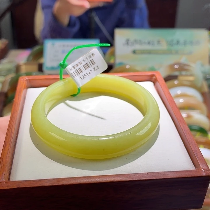 和田玉未镶嵌手镯36.  58