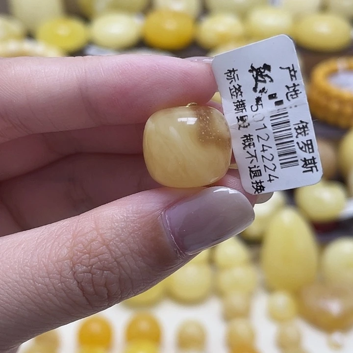 琥珀未镶嵌裸石15.4*13.7mm 瑕