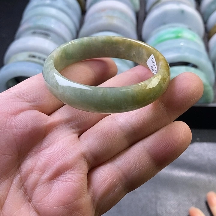 翡翠未镶嵌手镯3、正在