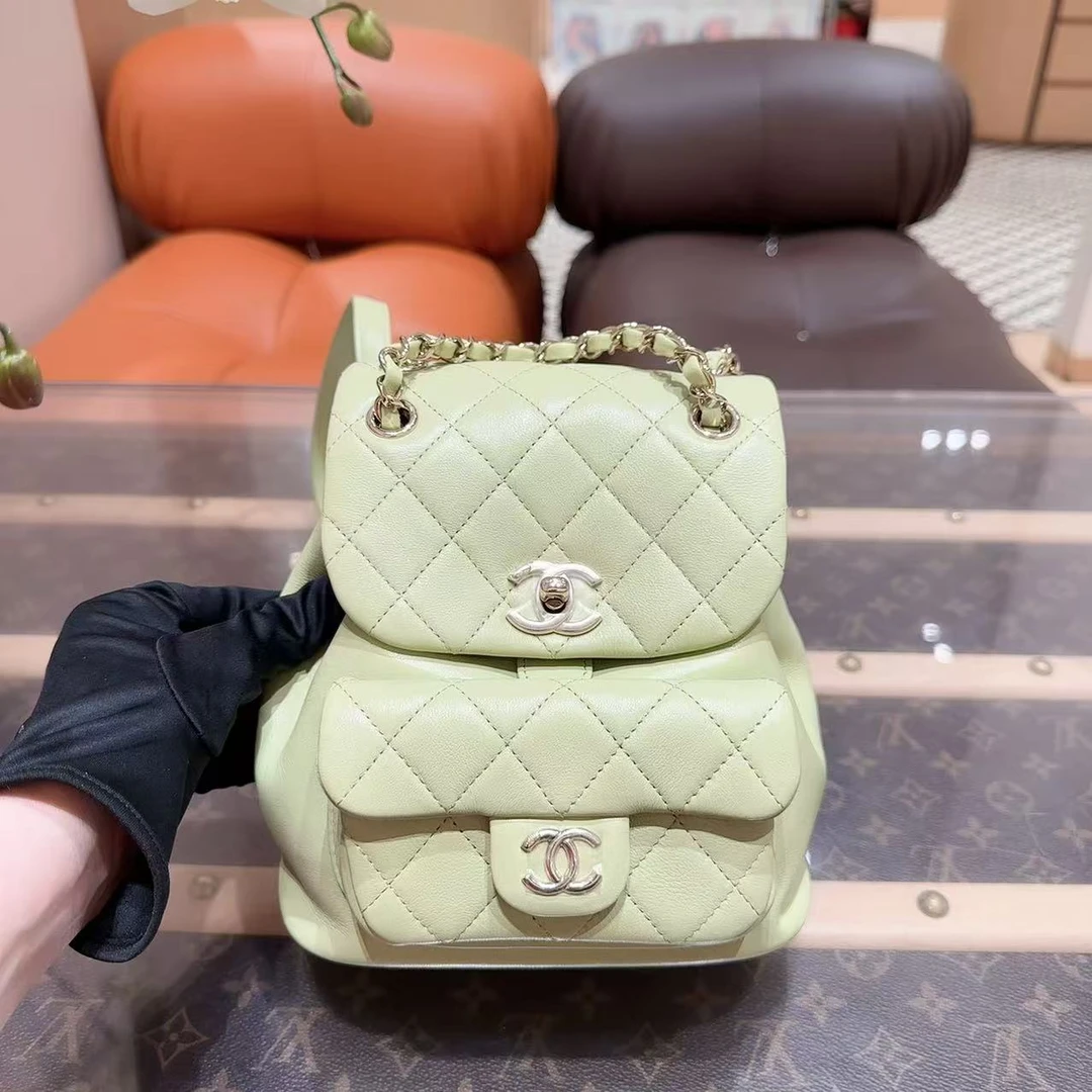 全新未使用 Chanel/香奈儿 奶绿色duma小号油蜡皮双肩包/芯片款