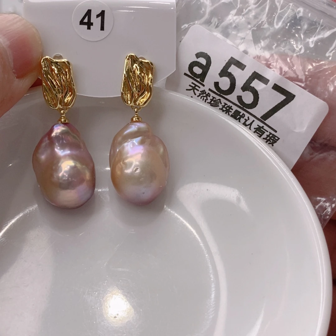 妮***萨未镶嵌淡水珍珠颈饰