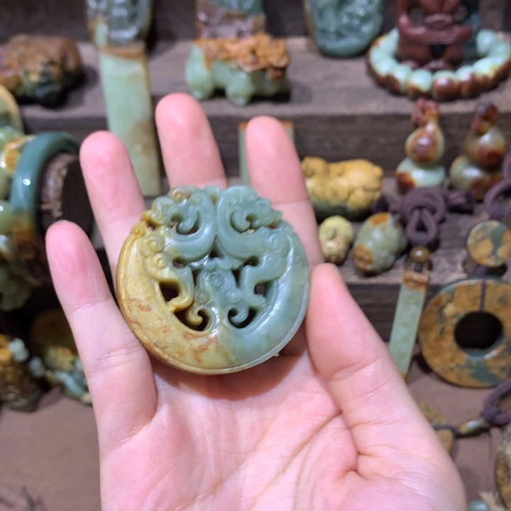 未镶嵌岫岩河磨玉（透闪石质玉）挂件倩****钰