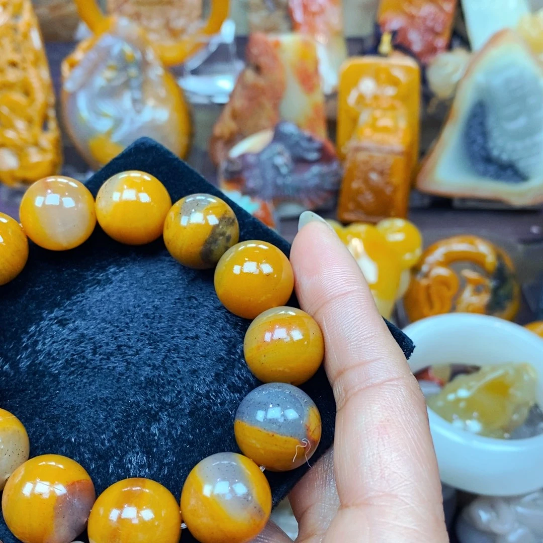 未镶嵌石英质玉（黄龙玉）颈饰