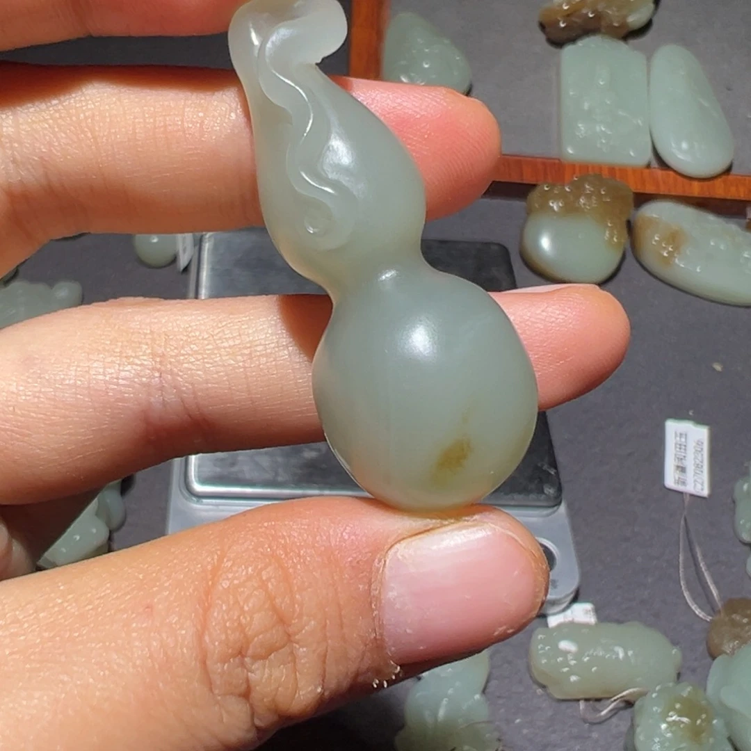 颈饰未镶嵌和田玉?