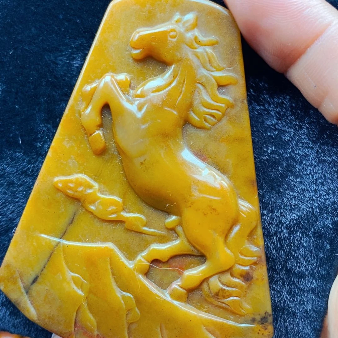 未镶嵌石英质玉（黄龙玉）颈饰