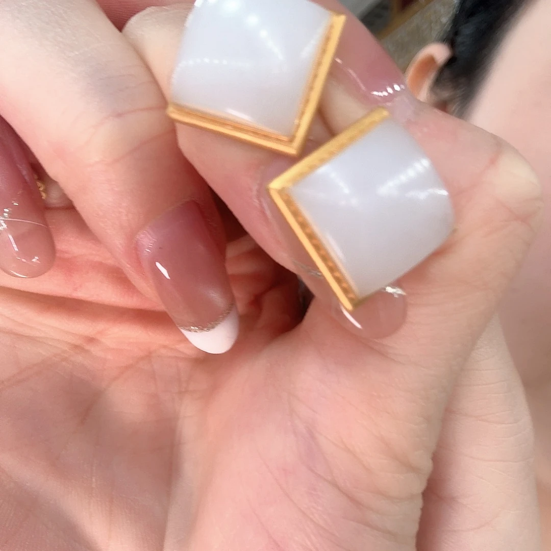 和田玉18K金镶嵌耳饰