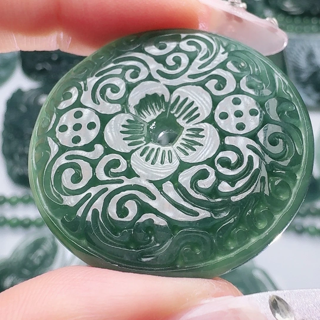 翡翠未镶嵌颈饰多样性发其一