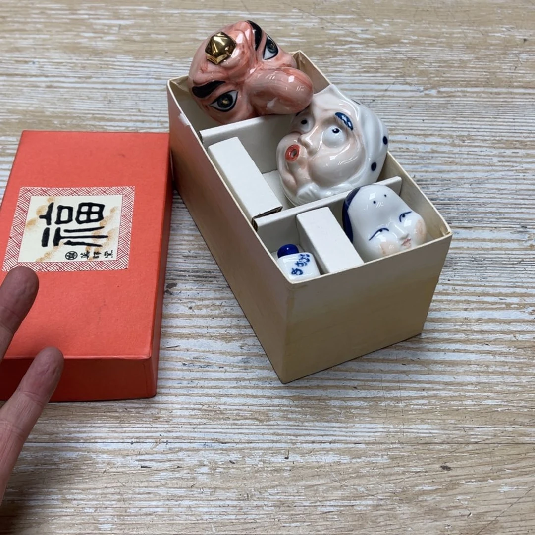 瓷片料****厨密密麻麻地排列着