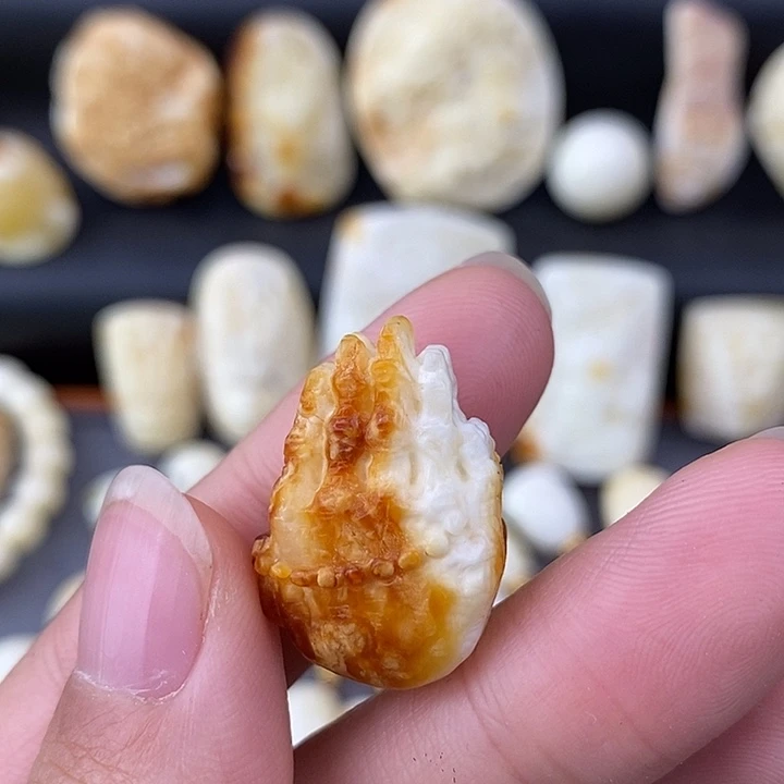 琥珀未镶嵌裸石佛手c81