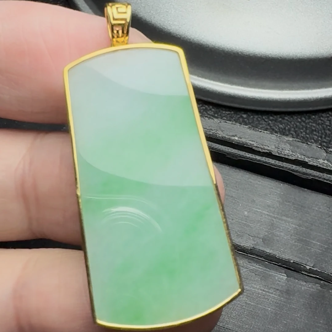 天然翡翠A货18K金镶冰阳绿厚款平安无事牌 尺寸36.5*19*4.7