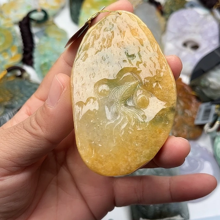 翡翠未镶嵌颈饰挂件