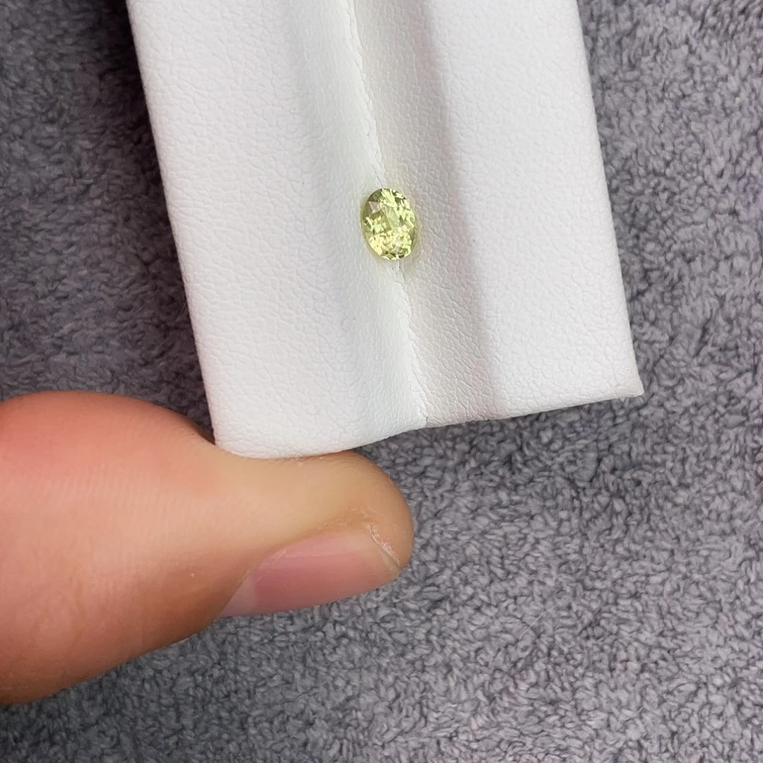 石榴石裸石未镶嵌0.51Ct。