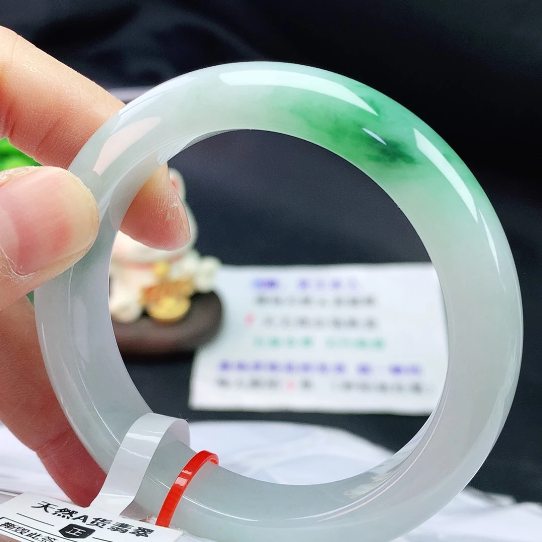 翡翠手镯未镶嵌54圈