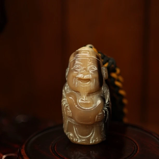 【财爷】西藏天然牛角雕刻财神手把件