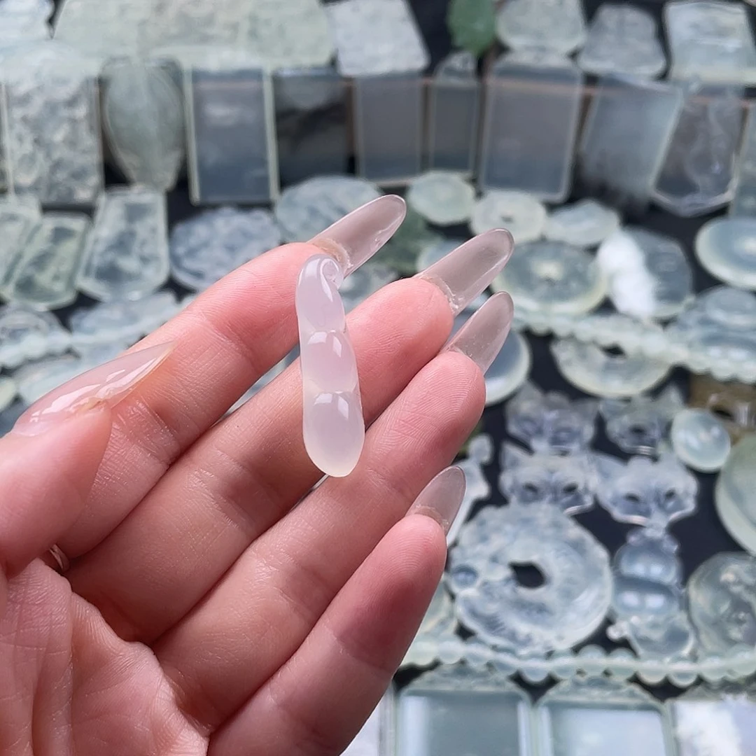 岫玉未镶嵌颈饰豆子