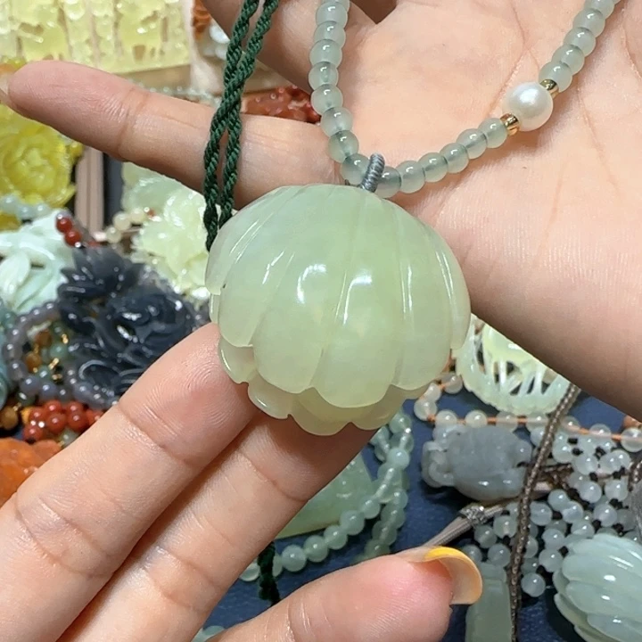 未镶嵌蛇纹石玉吊坠