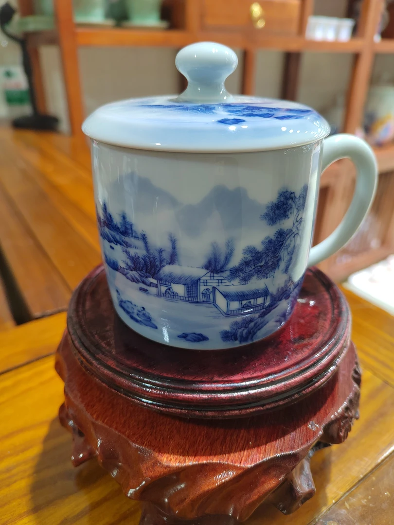 景德镇纯手绘青花山水带盖办公杯