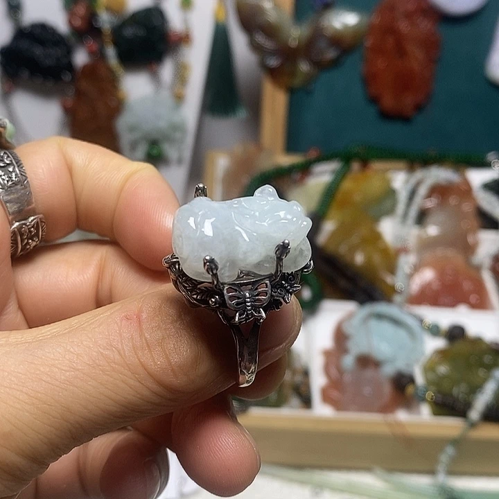 陈***莲翡翠未镶嵌吊坠(赠链)