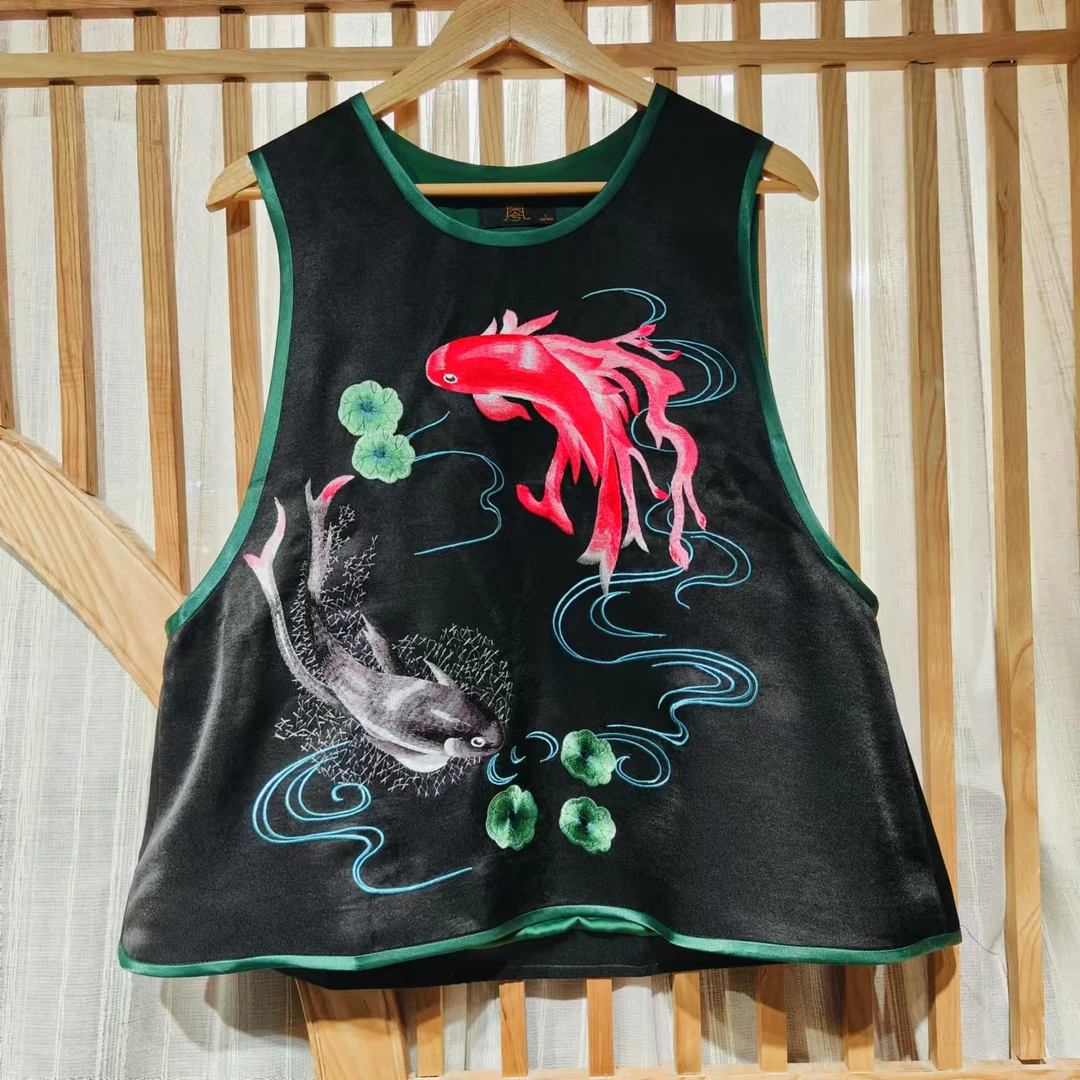 凤徕兮私人定制黑色光板底绿边红黑双鱼刺绣圆领马甲（SM5436）