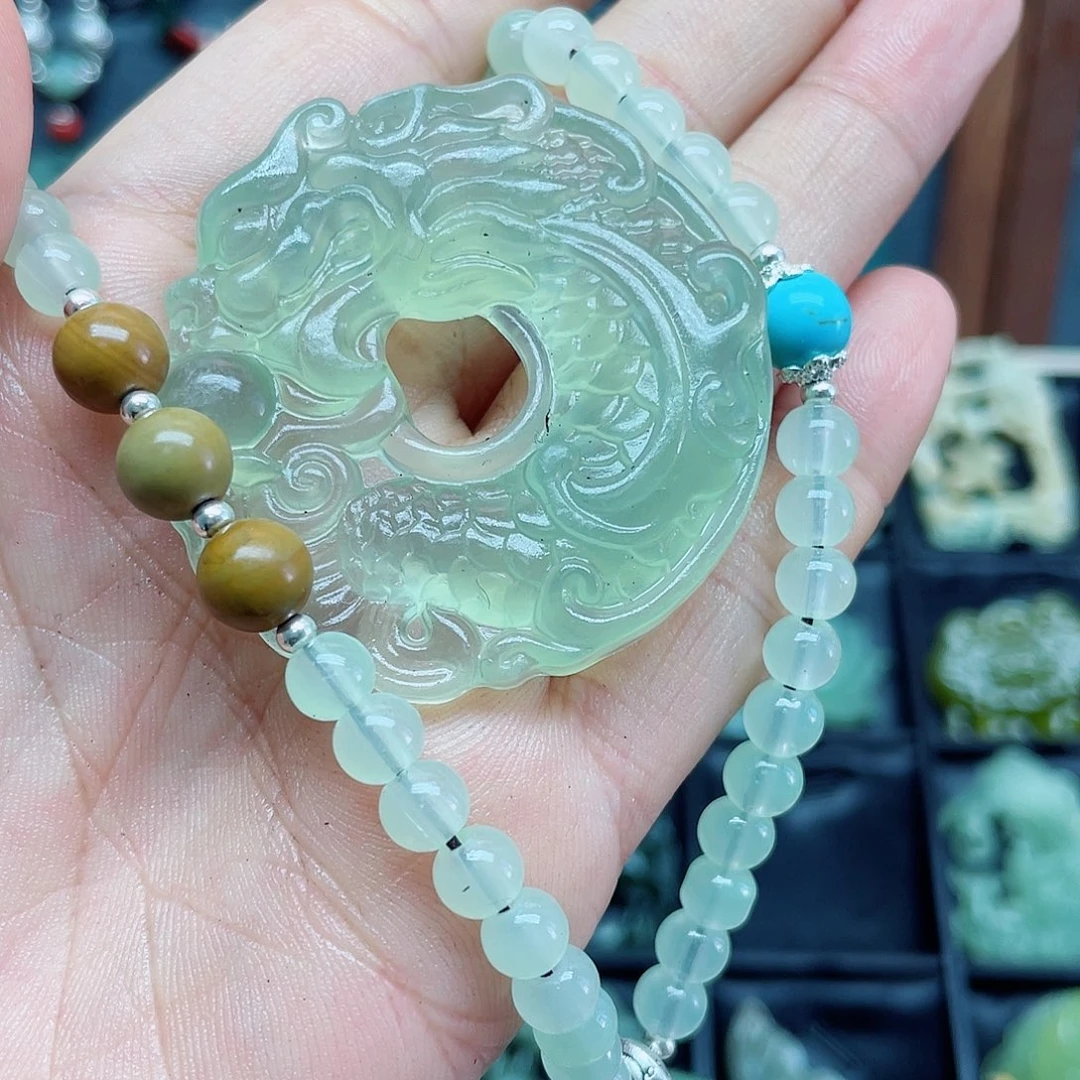 蛇纹石玉未镶嵌颈饰为**候