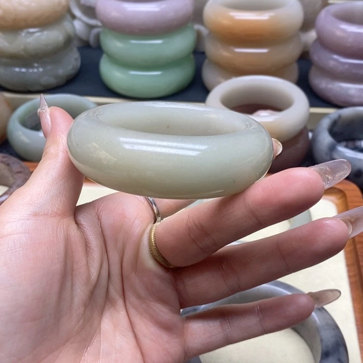 石英岩玉手镯未镶嵌小*萝