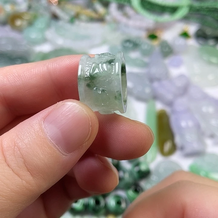 翡翠未镶嵌颈饰跑环