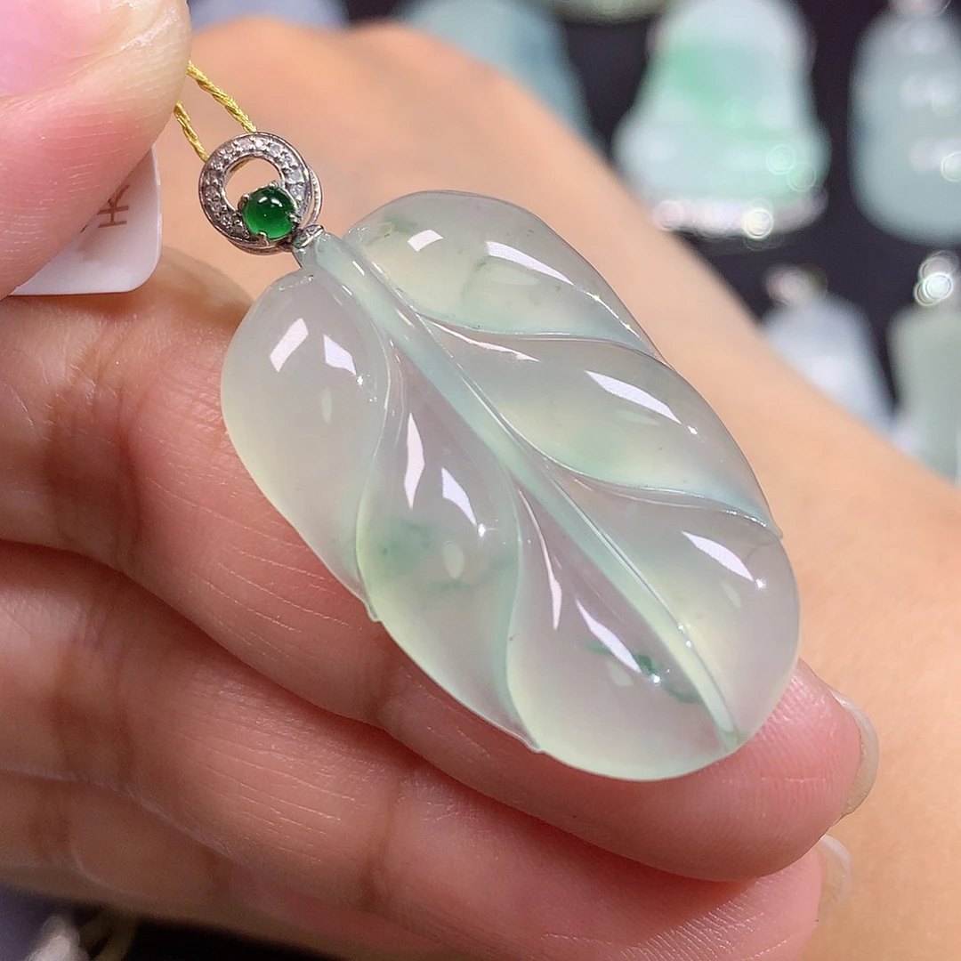 翡翠18K金镶嵌颈饰叶子