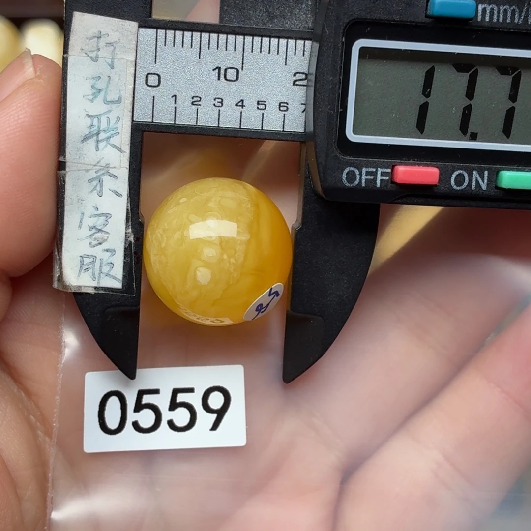 桂***干蜜蜡未镶嵌裸石蜜蜡