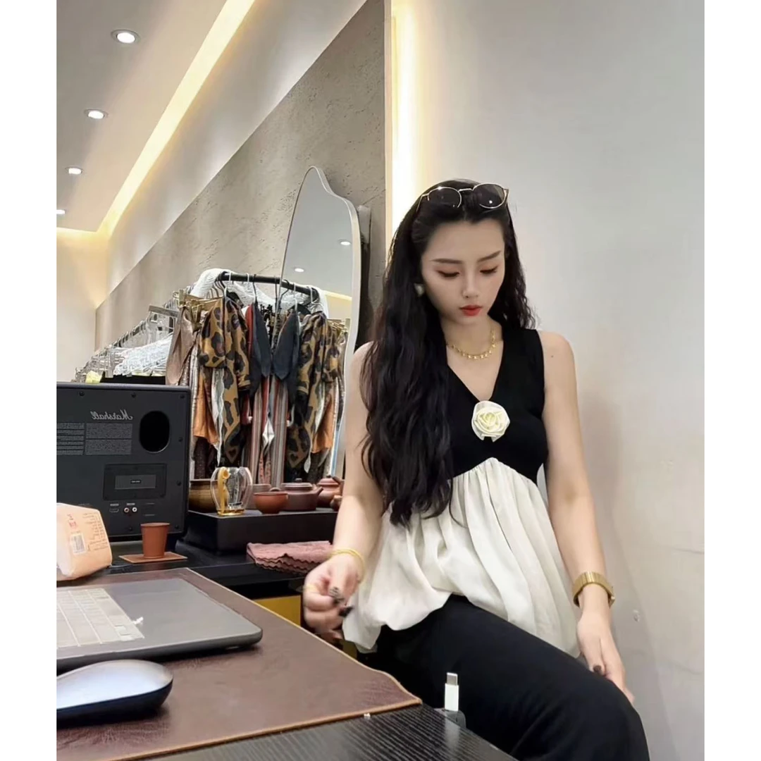 【 Wan wan】V领黑杏撞色无袖配玫瑰花朵娃娃上衣