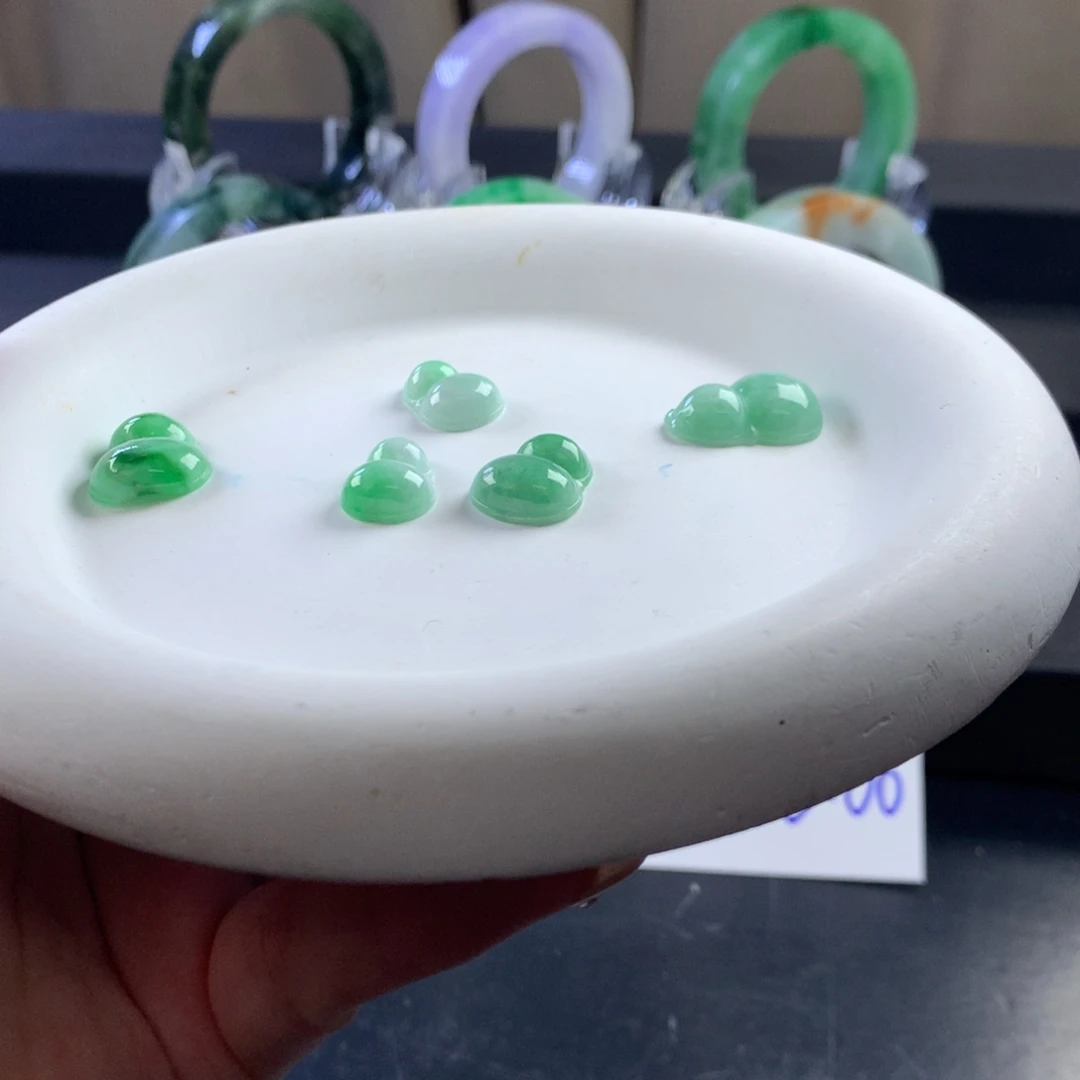 翡翠未镶嵌颈饰葫芦