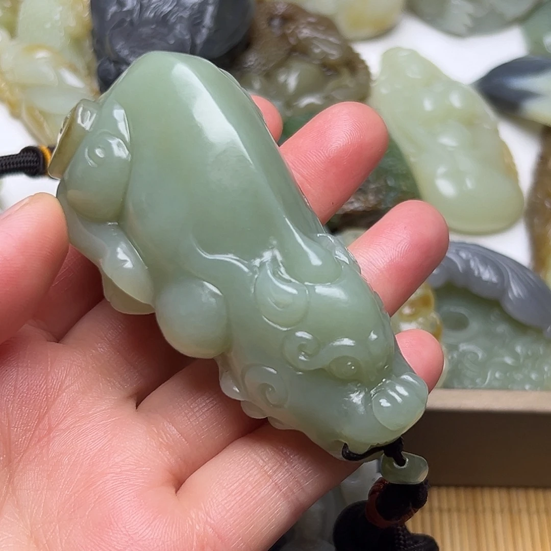 王***2和田玉未镶嵌颈饰