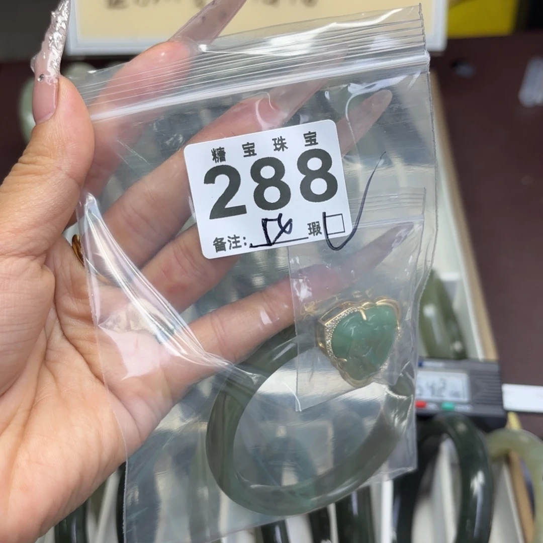 潇***员蛇纹石玉未镶嵌手镯