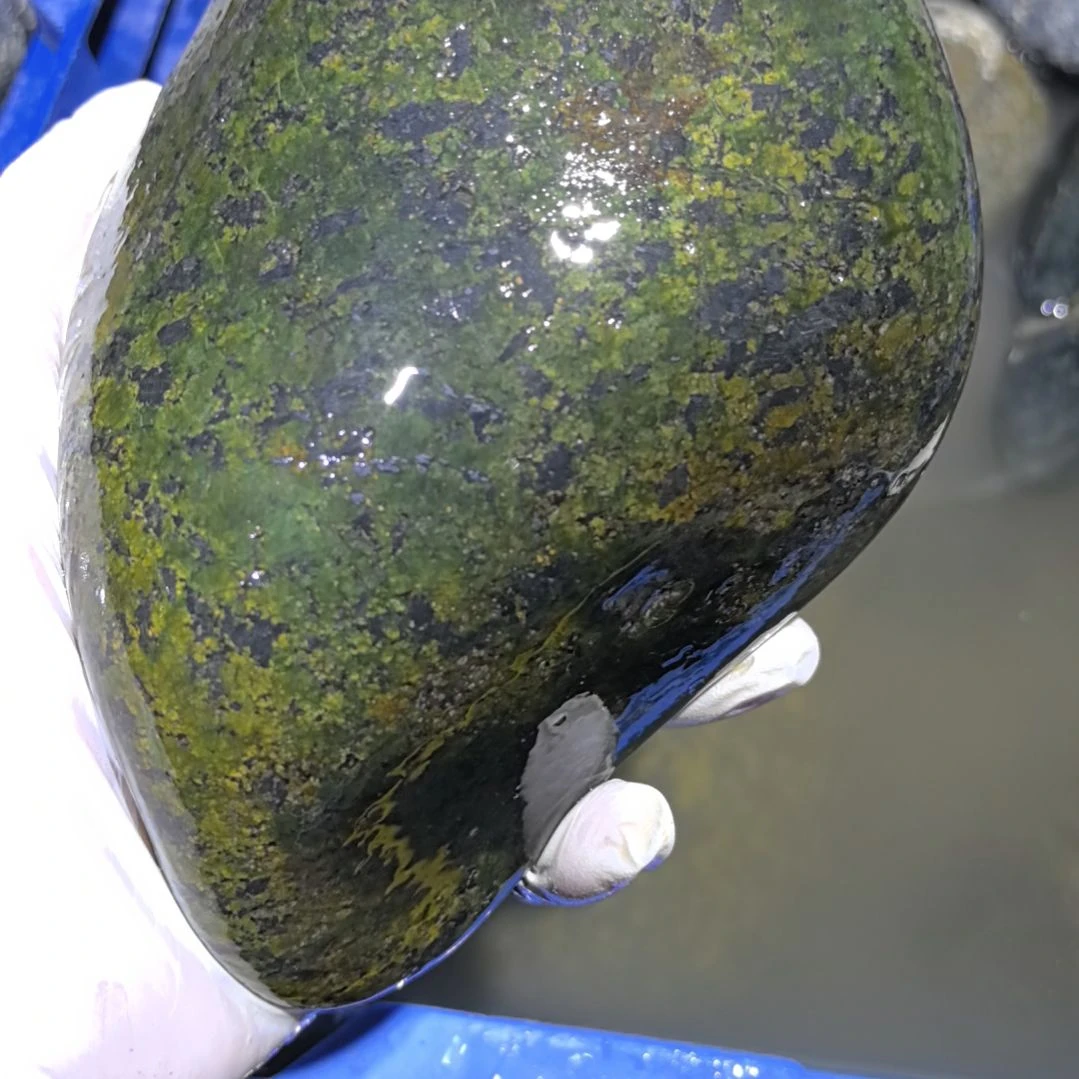 亦***彤藏玉药王石原石一个摆件
