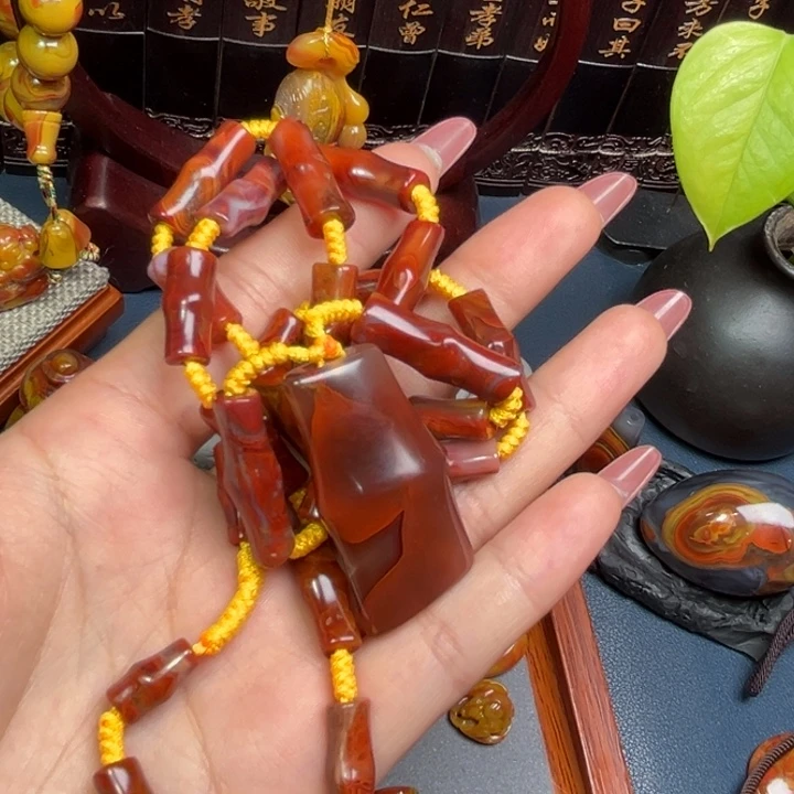 曹***俗玛瑙/玉髓未镶嵌颈饰