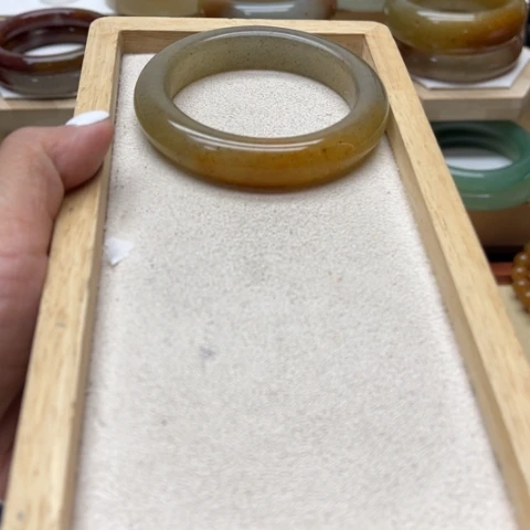 未镶嵌手镯石英质玉