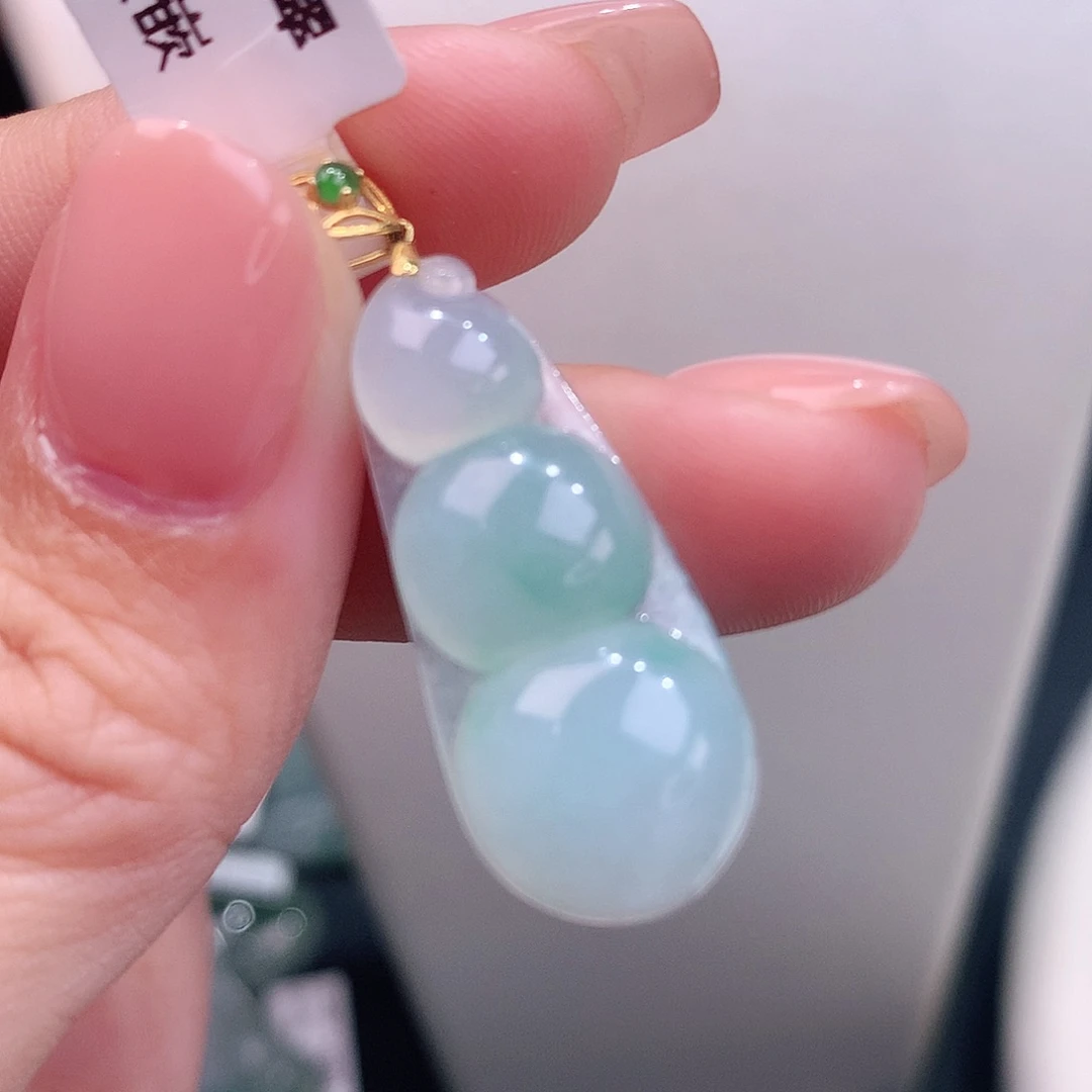 颈饰18K金镶嵌翡翠飘绿福豆