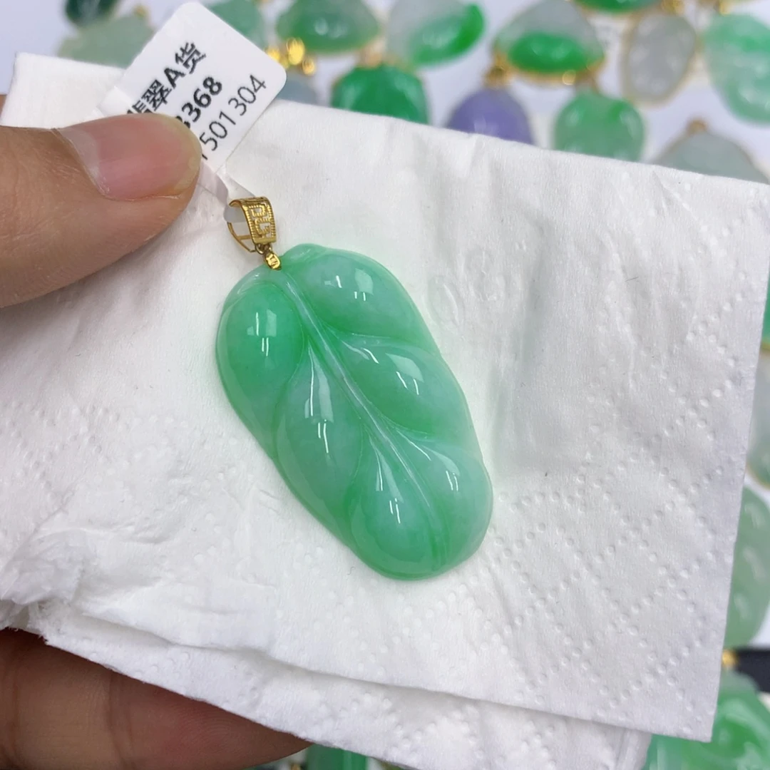 翡翠18K金镶嵌颈饰?****翡翠